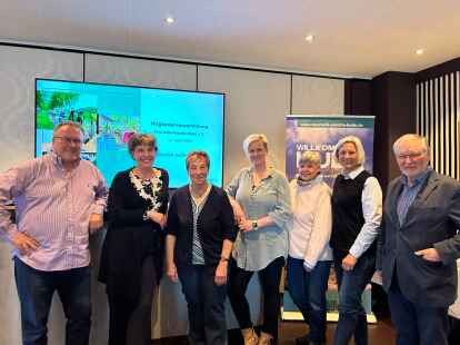 Der alte und neue Vorstand der Touristik-Palette Hude (von links): Peter Burgdorf, Schriftf&uuml;hrerin Kerstin Sonka, Edith Buskohl, 2. Vorsitzende Stephanie Burgdorf, Brigitte Thaler-Stolle, 1. Vorsitzende Monika Kallisch, Franz-Herbert Bunjor