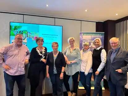 Der alte und neue Vorstand der Touristik-Palette Hude (von links): Peter Burgdorf, Schriftf&uuml;hrerin Kerstin Sonka, Edith Buskohl, 2. Vorsitzende Stephanie Burgdorf, Brigitte Thaler-Stolle, 1. Vorsitzende Monika Kallisch, Franz-Herbert Bunjor
