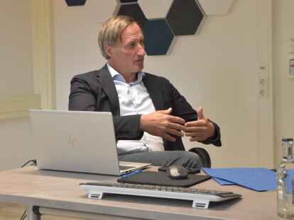 Dirk Balster ist neuer Geschäftsführer der Trägergesellschaft der Ubbo-Emmius-Kliniken. Er erklärt die Umwandlung des Norder Krankenhauses angesichts der Finanzen und Personalnot als alternativlos
