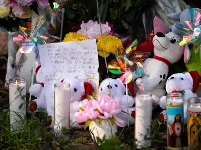 Kerzen, Blumen und Kuscheltiere im Gedenken an die Get&ouml;teten in Texas.