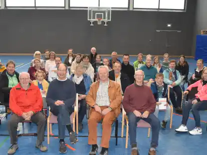 Die erfolgreichen Sportabzeichentr&auml;ger: (vorne sitzend, von links) Gerold Deye (45x Gold), Ulrich Keller (55x), Hartmut von Bronk (40x) und Wilfried Warncke (39x).