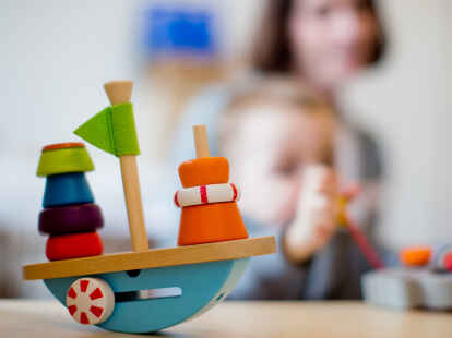 Kinderbetreuung bei einer Tagesmutter: Wird diese krank, muss es ein tragf&auml;higes Vertretungsmodell geben.