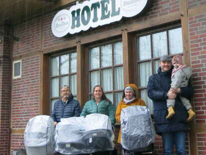 Sollen nicht im Regen stehen gelassen werden: Mütter und Väter aus Südmoslesfehn mit ihren Kindern im Krippenalter vorm ehemaligen Hotel und Restaurant Büsselmann.