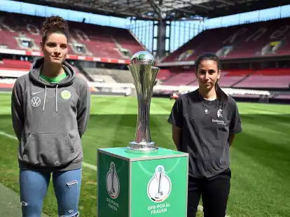 Fototermin mit der DFB-Pokal-Troph&auml;e: Dominique Janssen (l) vom VfL Wolfsburg und Hasret Kayik&ccedil;i vom SC Freiburg.