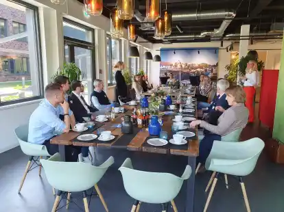 Informierten &uuml;ber die Nordwest Akademie: Melina Lohmann (stehend, links) und Sandra Pelka-von Lehmden (stehend, rechts).