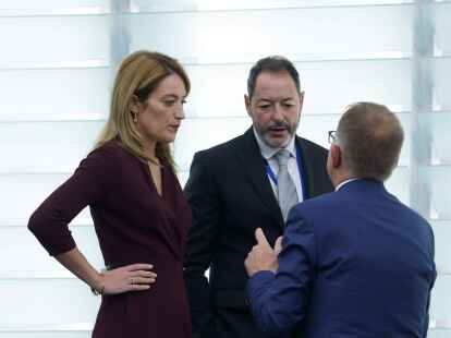 Alessandro Chiocchetti (M.), Generalsekret&auml;r des Europ&auml;ischen Parlaments, im Gespr&auml;ch mit EU-Parlamentspr&auml;sidentin Roberta Metsola (l.) und einer weiteren Person.