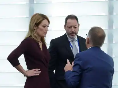 Alessandro Chiocchetti (M.), Generalsekret&auml;r des Europ&auml;ischen Parlaments, im Gespr&auml;ch mit EU-Parlamentspr&auml;sidentin Roberta Metsola (l.) und einer weiteren Person.