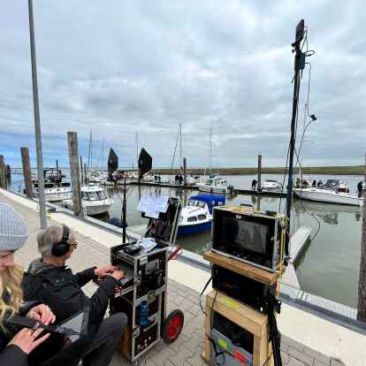 Klaus-Peter Wolf hatte ebenso einen Drehtag. Derzeit werden seine Romane &bdquo;Ostfriesenschwur