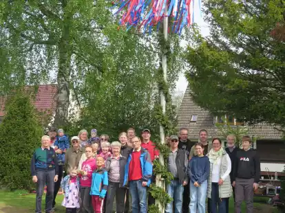 Als Stra&szlig;engemeinschaft haben Anwohnerinnen und Anwohner einen Maibaum auf der Schabb&ouml;ge aufgerichtet.