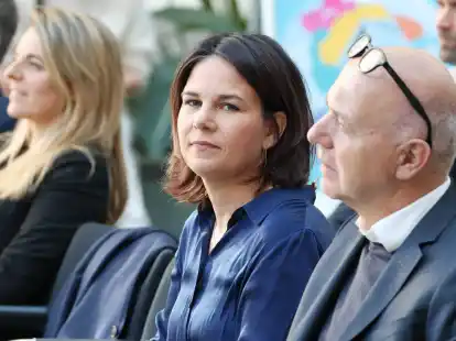Au&szlig;enministerin Annalena Baerbock und DFB-Pr&auml;sident Bernd Neuendorf beim WM-Kick-Off im Ausw&auml;rtigen Amt.