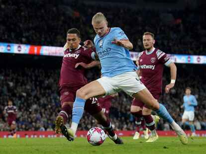 Erling Haaland (M) von Manchester City in Aktion.