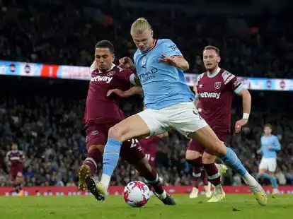 Erling Haaland (M) von Manchester City in Aktion.