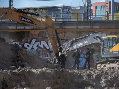 Polizisten schauen sich den Fundort einer Kriegsbombe in Berlin an.