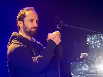 Igor Levit, Pianist, wird in einer kugelf&ouml;rmigen Halle das Klavierst&uuml;ck &laquo;Palais de Mari&raquo; spielen.