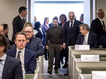 Wolodymyr Selenskyj (M), Pr&auml;sident der Ukraine,  betritt den Plenarsaal in Den Haag zu einem Treffen mit Mitgliedern des Senats und des Repr&auml;sentantenhauses.