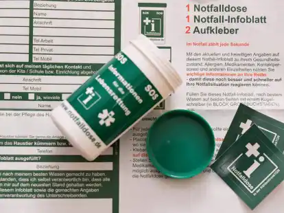 So sieht sie aus, die Notfalldose, die dazu beitragen kann, Leben zu retten. Aufkleber weisen Retter auf die Dose im K&uuml;hlschrank hin.