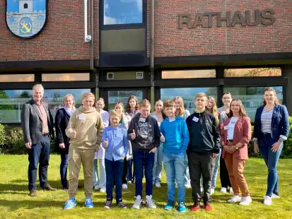 Zum Abschluss des Zukunftstages bei der Stadt Varel trafen sich die Sch&uuml;lerinnen und Sch&uuml;ler vor dem Rathaus mit B&uuml;rgermeister Gerd-Christian Wagner.