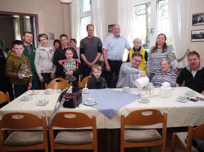 B&uuml;rgermeister Jan Edo Albers (sitzend, zweiter von links) schenkt der fast 103-j&auml;hrigen Anna Nannen (sitzend, zweite von rechts) den Kaffee ein.