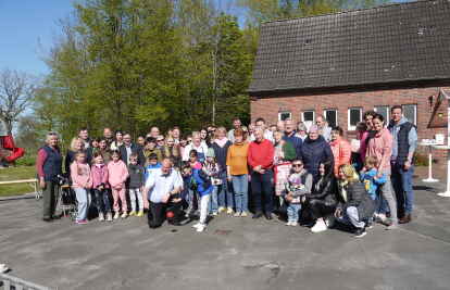 Bevor die Kaffeetafel begann, zeigte Dorfgemeinschaftsvorsitzender Uwe Caspers den G&auml;sten, das Zielbo&szlig;eln. Bild: Dietmar Reck