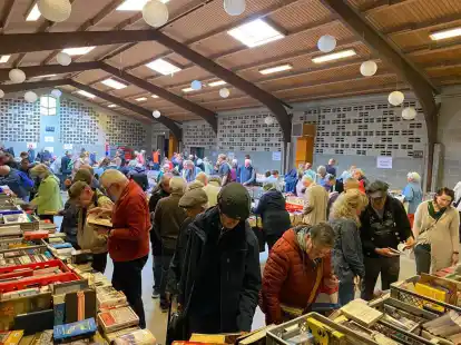 Zahlreiche Menschen besuchten den B&uuml;chermarkt in des Rotary Clubs Varel in der Weberei.