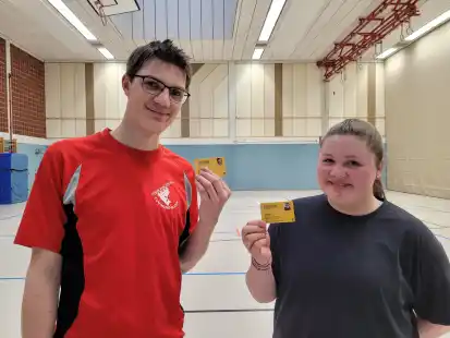 Sie haben die Ausbildung zur Jugendleitung abgeschlossen: Tarek L&ouml;hmann (links) und Lotta Wagner.