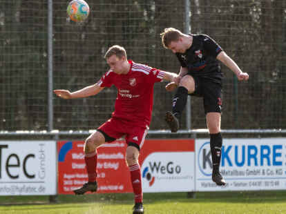 Der BV B&uuml;hren (rotes Trikot, hier im Spiel gegen Harkebr&uuml;gge) sammelte zuletzt eifrig Punkte.