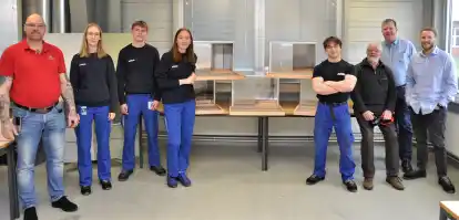 Bei der &Uuml;bergabe der Nistk&auml;sten (von links): Klaus Meyer vom Nabu Nordenham, die Airbus-Auszubildenden Jule Bitter, Till L&uuml;demann, Sophia Gorges und Kilian Candogan, Franz-Otto M&uuml;ller vom Arbeitskreis Wanderfalkenschutz, Airbus-Ausbildungsleiter Olaf Heinrichs und Ausbilder Nico Paries