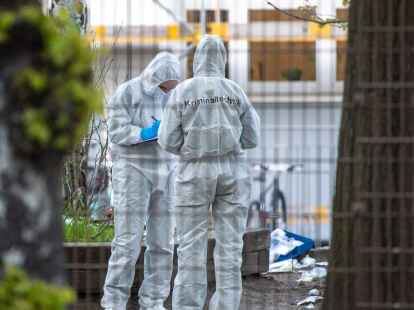 Mitarbeiter der Kriminaltechnik stehen in der N&auml;he der Schule in Neuk&ouml;lln.