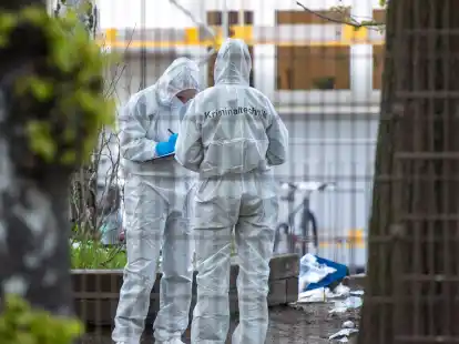 Mitarbeiter der Kriminaltechnik stehen in der N&auml;he der Schule in Neuk&ouml;lln.