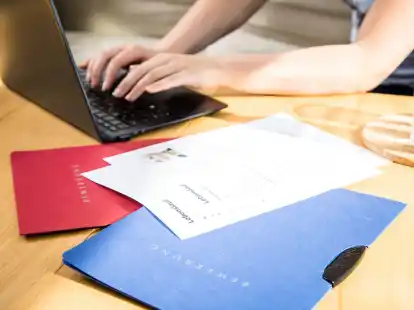 Bei der Job-Absage sollte man h&ouml;flich bleiben, um sich die T&uuml;ren beim Unternehmen nicht f&uuml;r immer zu verschlie&szlig;en. Die Absage per Telefon gilt als pers&ouml;nlicher als per E-Mail.