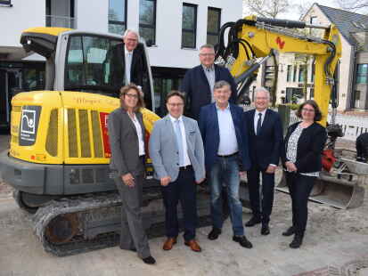 Die Teilnehmer der interkommunalen Immobilienkonferenz der Volksbank Jever (von links): Vorstandsvorsitzender Michael Engelbrecht hat die Kabine des Baggers geentert, davor die Sander Bauamtsleiterin Nadine Stamer, Jevers B&uuml;rgermeister Jan Edo Albers, der Wangerl&auml;nder B&uuml;rgermeister Mario Szlezak, der Schortenser B&uuml;rgermeister Gerhard B&ouml;hling, Holger Eden(Gesch&auml;ftsf&uuml;hrer der Immobilien-GmbH der Volksbank) und die Schortenser K&auml;mmerin Elke Idel.