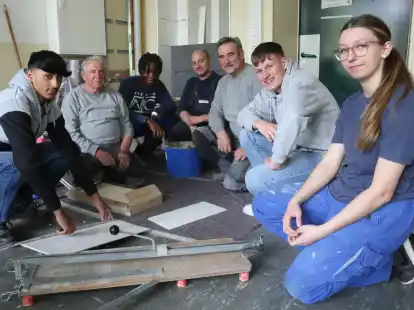 Hand in Hand arbeiteten Sch&uuml;ler und Handwerker bei der Erneuerung von Nasszellen in der Oberschule 1 (von links): Rustem Kopiljst, Alexander Martin (Nordsee Fliesenkonzepte), Fadil Nurudeen, Daniel Porschen (Quaritsch), Andr&eacute; Folz (Nordsee Fliesenkonzepte) sowie Jonte Hesemeyer und Milena Lesner.