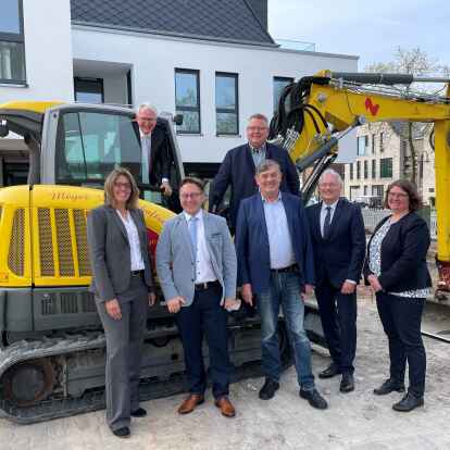 Tauschten sich &uuml;ber den Wohnungsbau im Jeverland aus: Nadine Stamer (Gemeinde Sande), Michael Engelbrecht (Volksbank Jever) Jan Edo Albers (Jever), Mario Szlezak (Wangerland), Gerhard B&ouml;hling (Schortens) Holger Eden (Volksbank) und Schortens&rsquo; K&auml;mmerin Elke Idel.