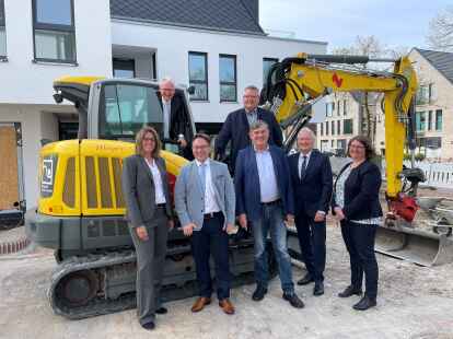 Tauschten sich &uuml;ber den Wohnungsbau im Jeverland aus: Nadine Stamer (Gemeinde Sande), Michael Engelbrecht (Volksbank Jever) Jan Edo Albers (Jever), Mario Szlezak (Wangerland), Gerhard B&ouml;hling (Schortens) Holger Eden (Volksbank) und Schortens&rsquo; K&auml;mmerin Elke Idel.