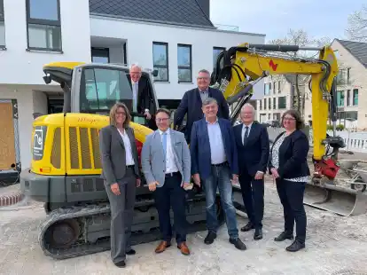 Tauschten sich &uuml;ber den Wohnungsbau im Jeverland aus: Nadine Stamer (Gemeinde Sande), Michael Engelbrecht (Volksbank Jever) Jan Edo Albers (Jever), Mario Szlezak (Wangerland), Gerhard B&ouml;hling (Schortens) Holger Eden (Volksbank) und Schortens&rsquo; K&auml;mmerin Elke Idel.