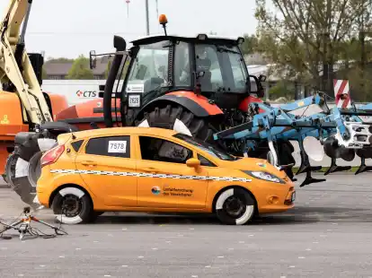 Der PKW schl&auml;gt beim Crashtest zu Forschungsprojekt Unfallgefahr mit Traktoren und Landmaschinen in den Traktor und das daran befindliche landwirtschaftliche Ger&auml;t ein.