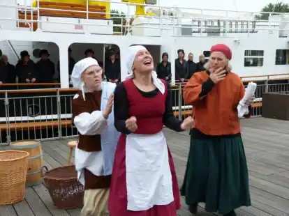 Das Bild zeigt eine Szene aus der Premiere vor zehn Jahren. Damals spielte das Ensemble auf der Terrasse des Hafenhauses.
