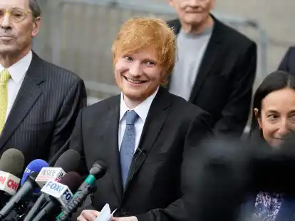 Er strahlt:&nbsp;Ed Sheeran vor dem New Yorker Bundesgericht, nachdem er seinen Prozess wegen Urheberrechtsverletzung gewonnen hat.