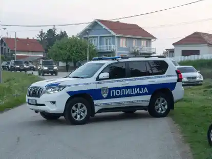 Ein Polizeifahrzeug blockiert den Eingang zum Dorf Dubona, etwa 50 Kilometer s&uuml;dlich von Belgrad.