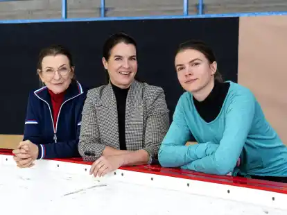 Schauspielerin Dagmar Manzel (l-r),  Katarina Witt und Schauspielerin  Lavinia Nowack am Set des Films &laquo;Eine K&uuml;r, die bleibt&raquo;.