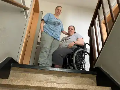 Diese Treppe im Hausflur ist f&uuml;r sie ein un&uuml;berwindbares Hindernis:  B&auml;rbel Dannemann (rechts) und ihre Frau Wencke.