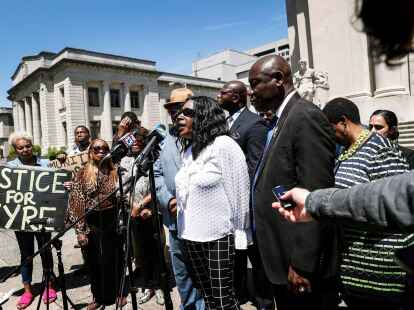 RowVaughn Wells (M), Mutter von Tyre Nichols, spricht w&auml;hrend einer Pressekonferenz.