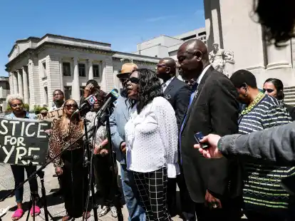 RowVaughn Wells (M), Mutter von Tyre Nichols, spricht w&auml;hrend einer Pressekonferenz.