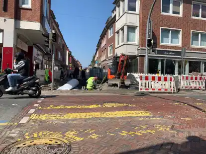 Vom Zebrastreifen ist kaum noch etwas zu sehen, daf&uuml;r l&auml;sst sich erahnen, dass die Pflasterarbeiten Zwischen beiden Sielen fast abgeschlossen sind.