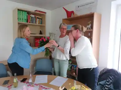 Blumen, Geschenke und gute W&uuml;nsche von Schriftf&uuml;hrerin Simone Kirschke (links) und der 1. Vorsitzenden Inga Richardt (rechts) bekam Birgit Egberts zum Abschied &uuml;berreicht. Die langj&auml;hrige Vorsitzende und zuletzt stellvertretende Vorsitzende des Tierschutzvereines zieht sich auf eigenen Wunsch aus der Vorstandsarbeit zur&uuml;ck.