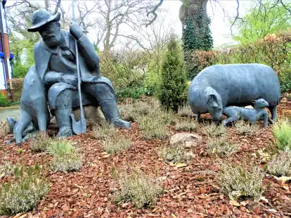 Das Kunstwerk von Peter Lehmann vor dem Rathaus in Gro&szlig;enkneten: Die Schafzucht auf den Heidefl&auml;chen spielte fr&uuml;her eine gro&szlig;e Rolle. Es lohnt sich, bei den Bronze-Skulpturen einmal genauer hinzuschauen. Der Sch&auml;fer blickt auf seinen Hirtenhund. Unter seinem Mantel tr&auml;gt er vor der Brust ein junggeborenes L&auml;mmlein, um es zu w&auml;rmen. Die Heidschnucke schaut besch&uuml;tzend ihrem Lamm nach.