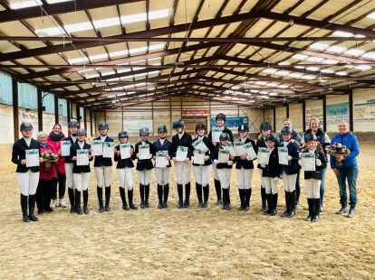 Einen Reitabzeichenlehrgang haben 16 Reiterinnen beim Reiterverein St. Hubertus Garrel erfolgreich absolviert.