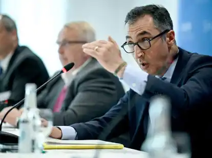 Bundeslandwirtschaftsminister Cem &Ouml;zdemir (B&uuml;ndnis 90/Die Gr&uuml;nen spricht bei einer Pressekonferenz am Rande der Sonder-Agrarministerkonferenz zum &laquo;Umbau der Nutztierhaltung&raquo;.