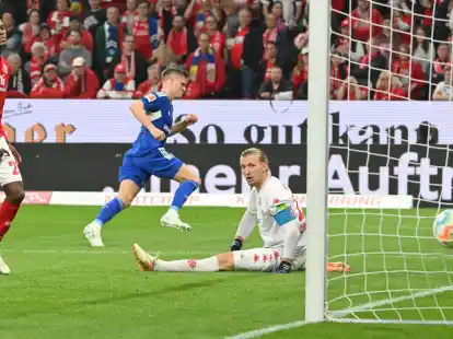 Schalkes Marius B&uuml;lter dreht nach seinem 1:0 zum jubeln in die Kurve ab.