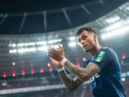 K&ouml;lns Davie Selke bedankt sich nach seiner Auswechslung bei den Fans.